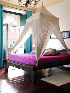 萨尔瓦多巴伊亚别墅酒店的一张带天蓬的床