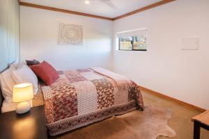 Rosa GlenRosa Glen Retreat - Margaret River的一间卧室配有床,床上装有被子