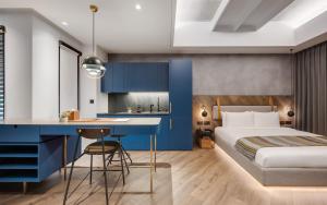 台北The Denizen 真寓的酒店客房配有一张床、一张书桌和一间厨房。