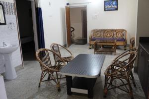兰奇Corporate Guest House的一间带椅子、桌子和沙发的房间