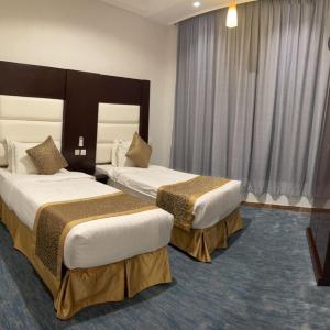 艾卜哈فندق فربيون ابها - Ferbion Hotel Abha的一间酒店客房,房间内设有两张床