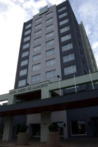 特木科迪亚哥德阿尔马格罗特木科酒店的一座高大的建筑,上面有钟