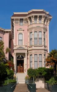 旧金山旧金山旅馆的粉红色的房子前面设有楼梯