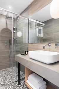 斯派赛斯Hotel Roumani的一间带水槽和淋浴的浴室