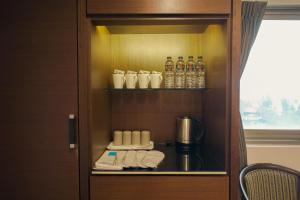 马公松鹤雅致商务旅馆的一个带毛巾和瓶装水的橱柜
