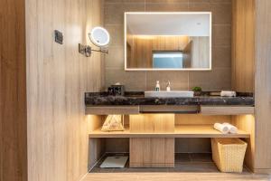 潍坊潍坊火车站青年路亚朵酒店的一间带水槽和镜子的浴室