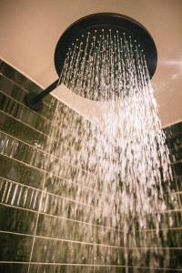 奥特罗de Wever Lodge的水从水里出来的一个淋浴