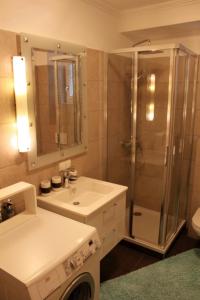 沃尔特湖畔韦尔登Appartement Eveline的带淋浴、盥洗盆和卫生间的浴室