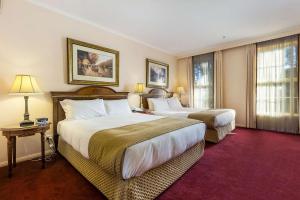 Forest Hill坎特伯雷国际酒店的酒店客房设有两张床和窗户。