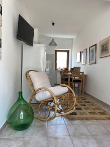 AviglianoLa Casa dei Nonni的一间带椅子和花瓶的客厅