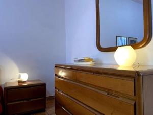 AviglianoLa Casa dei Nonni的梳妆台,上面有镜子和灯