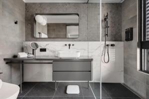 台北The Denizen 真寓的一间带水槽和镜子的浴室