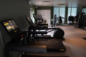 埃文河畔斯特拉特福比尔斯利庄园酒店的一间健身房,里面设有跑步机和椭圆机