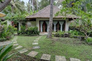 卡朗阿森Rumah Kelapa Sepi的花园中的小房子