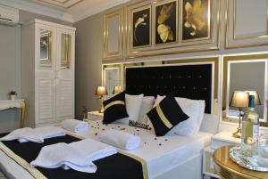 伊斯坦布尔Emirhan Guesthouse & Suites的一间卧室配有一张床,上面有两条毛巾