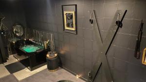 MaingLa Suite Maléfik的带浴缸、水槽和镜子的浴室