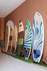 大加那利岛拉斯帕尔马斯KYO Surf Hostel的排在墙上的冲浪板