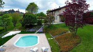 VignaleLa Casa nel Vento的一座房子旁的院子内的游泳池