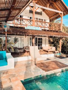 吉利阿尔Serenity Luxurious Beachfront Villa & Spa with private Infinity Pool, 8 Guests的一座带游泳池和度假村的别墅