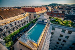 布达佩斯布达佩斯大陆酒店的享有大楼顶部景色,大楼上方设有游泳池