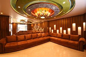 加德满都泰美尔公园酒店的客厅配有大沙发和吊灯