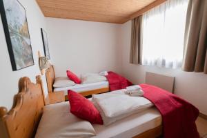 特雷芬Apartment Panorama Gerlitzen的带窗户的客房内设有两张单人床。