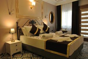 伊斯坦布尔Emirhan Guesthouse & Suites的一间卧室,卧室内配有一张大床