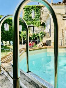 孔东" Venez DormiR Chez Nous " #Condom#Gascogne#d'Artagnan#Armagnac#Le Bonheur est dans le GERS的游泳池周围设有两个金属棒