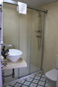 内尔哈Pensión Sevillano的带淋浴、水槽和卫生间的浴室