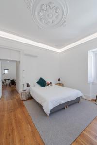 阿尔马达Almada Villa的白色卧室设有床铺和白色天花板