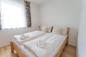 韦尔特湖畔克伦彭多夫Apartments Oasis Wörthersee neu & zentral的一张白色的大床,上面有两条白色毛巾