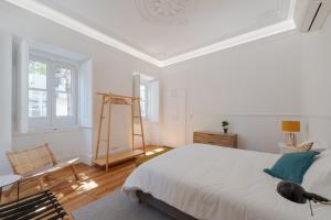 阿尔马达Almada Villa的卧室配有床、椅子和窗户。