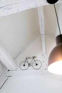 第戎Le notre dame的一辆自行车在天花板的白色房间里