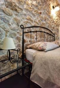 斯维蒂佩塔Villa Dvori Dida Mile的一间卧室设有一张床和石墙
