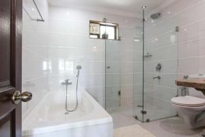 坎多林科凯拉尔度假酒店的带淋浴、浴缸和卫生间的浴室