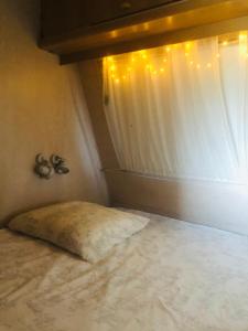 阿莱里亚La Ferme de Rotani的配有床、窗帘和灯的房间