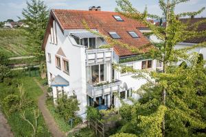 农嫩霍恩Exklusives Josenhaus mit See- und Alpenblick & Gartensauna的享有白色房屋的空中景致,设有红色屋顶