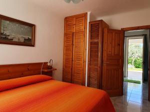 伊斯基亚Appartamenti Luongo的一间卧室配有一张带橙色床罩的床