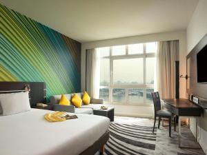 开罗开罗埃伯格诺沃特酒店的配有一张床和一张书桌的酒店客房