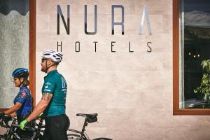 圣蓬萨Nura Santa Ponsa Pins的在酒店门前骑两辆自行车