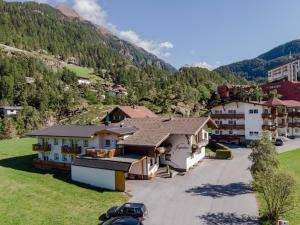 索尔登捷克林膳食公寓的享有山脉村庄的空中景致