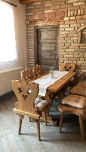 DégKisdió Vendégház的一间带木桌和椅子的用餐室