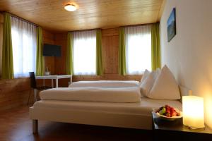 萨克瑟恩恩格尔酒店的一间卧室设有两张床和一张带一碗水果的桌子。