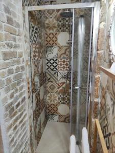 Ágios RókkosZaira's Apartment Corfu Town的浴室里设有玻璃门淋浴