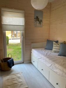 博格泽利卡Seaside Harmony的一间卧室设有一张大床和大窗户