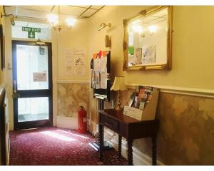 布莱克浦St Elmo Hotel的一个带书桌和镜子的房间角落