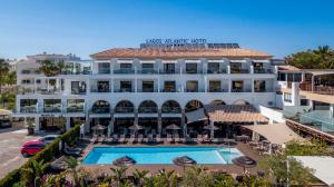 拉戈斯Lagos Atlantic Hotel的享有酒店空中美景,设有游泳池