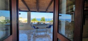 圣马里纳萨利纳Villa Cappero的透过玻璃门欣赏桌椅的景色