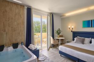 切齐纳码头Golden Hotel的酒店客房配有一张床和浴缸。