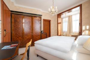 塞巴特阿尔贝克阿尔贝克霍夫斯特尔酒店的卧室配有一张白色的大床和一张桌子